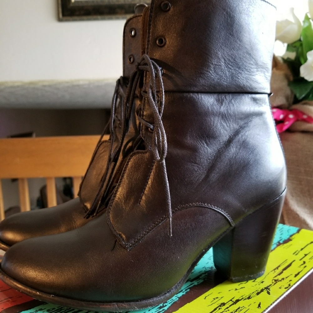 Bakers Ziggy Soho lace up booties